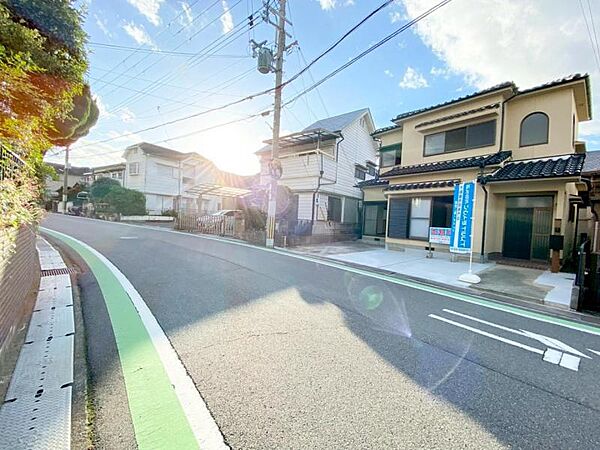 前面道路と高低差がなく駐車もラクラク♪