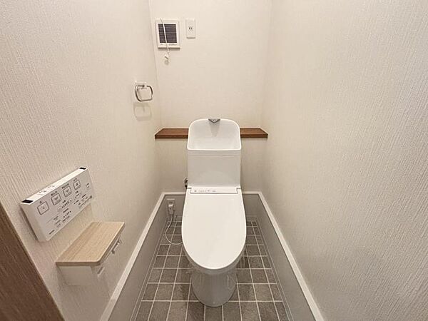 TOTOのトイレです♪清潔感のあるシンプルで使いやすいです。