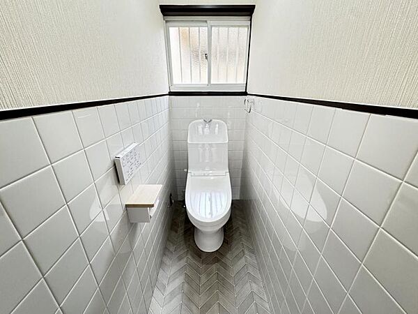 収納付きで、トイレットペーパーや掃除道具もすっきり収納できます。