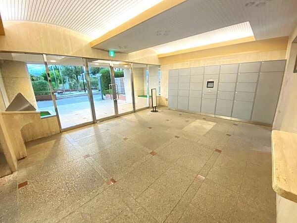 清潔感のあるエントランスです♪宅配ボックスも完備♪