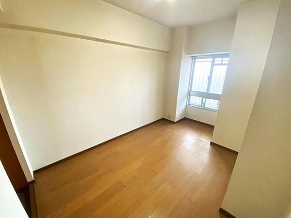 落ち着いた雰囲気の洋室♪心地よくゆったりお過ごしいただけます。