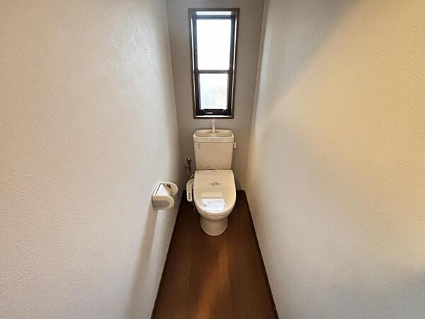 広々としたトイレ空間で、圧迫感を感じることなく快適に使用できます。
