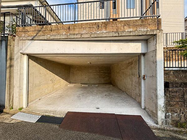 敷地内に駐車スペースあり。日々の移動もスムーズです。