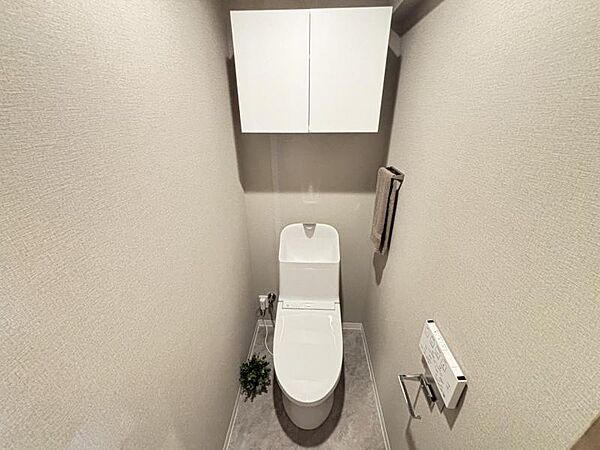 収納付きで、トイレットペーパーや掃除道具もすっきり収納できます。