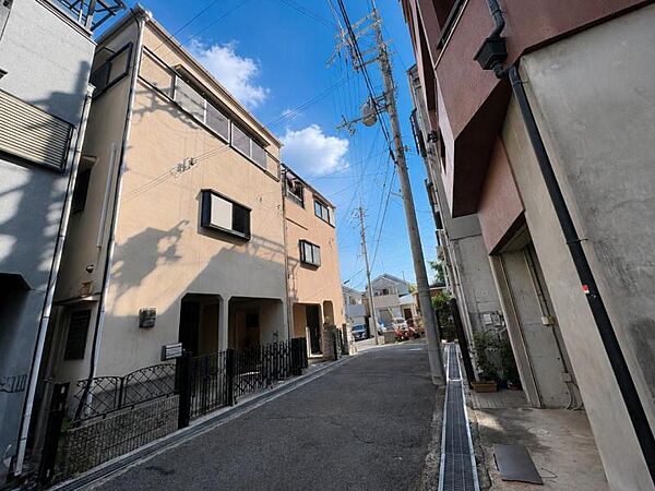 幅員のある道路で、車の出入りもスムーズに行えます。
