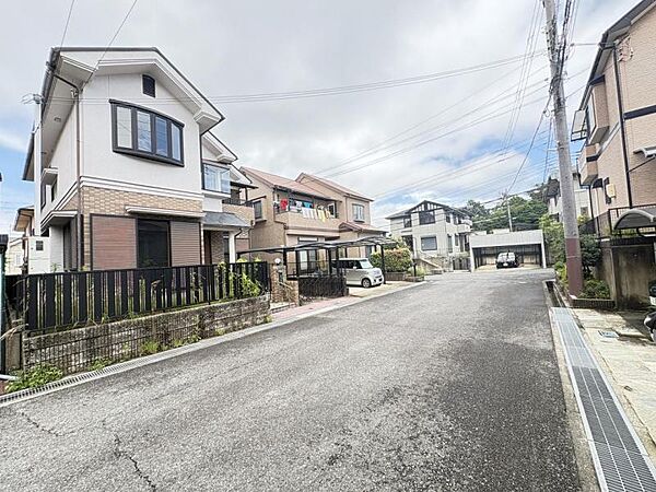 幅員のある道路で、車の出入りもスムーズに行えます。
