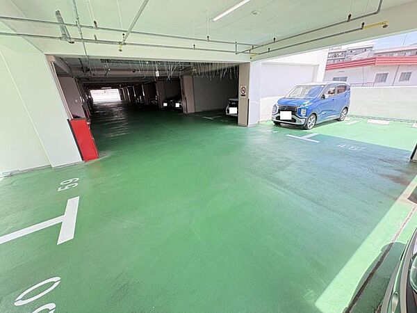 敷地内に駐車スペースあり。日々の移動もスムーズです。