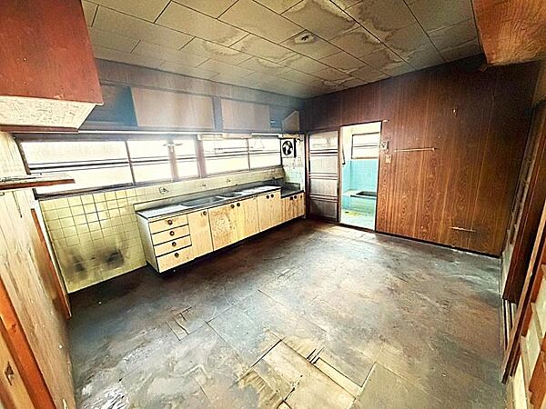 キッチン側にある窓のおかげで、室内にしっかり光が入ります♪