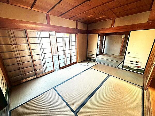 大きな窓がある和室8帖♪お部屋の換気もしっかりできます♪風通しが良いので夏場も心地よくお過ごしいただけます♪