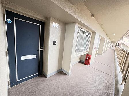 シンプルで落ち着いたデザインの玄関が魅力です。