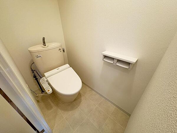 収納付きで、トイレットペーパーや掃除道具もすっきり収納できます。