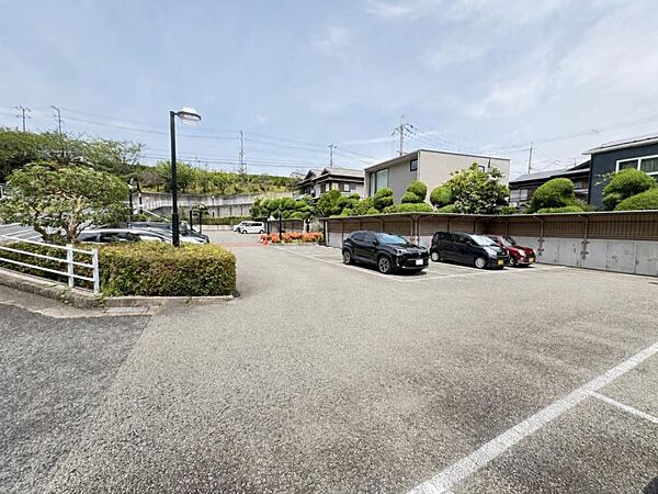 車の出し入れもスムーズな使い勝手の良い駐車スペースです。