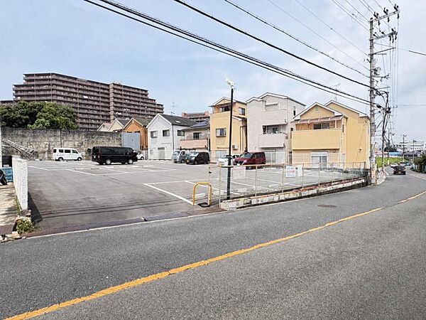 駐車場付きで、マイカー派の方にも安心です。