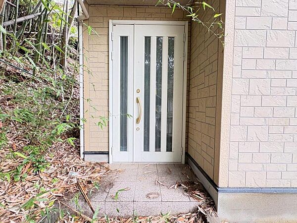 毎日気持ちよく出入りできる、明るく開放的な玄関です。