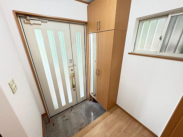 シンプルで落ち着いたデザインの玄関が魅力です。
