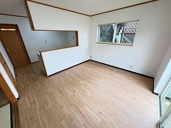室内にたっぷりと光が差し込む、快適なリビングです。