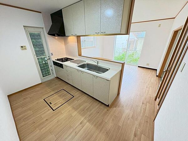 収納スペースが豊富で、調理器具や食材もスッキリ片付きます。