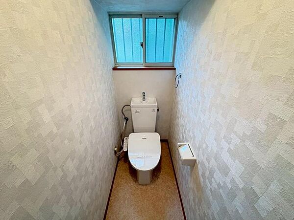 広々としたトイレ空間で、圧迫感を感じることなく快適に使用できます。
