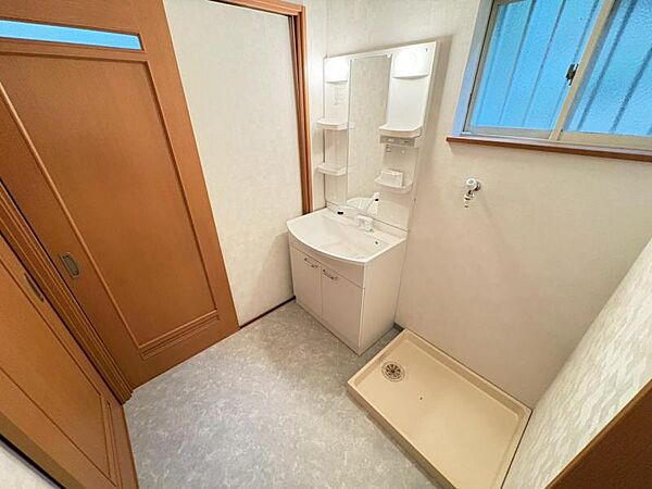 使い勝手の良い洗面台で、朝の準備もスムーズにこなせます。