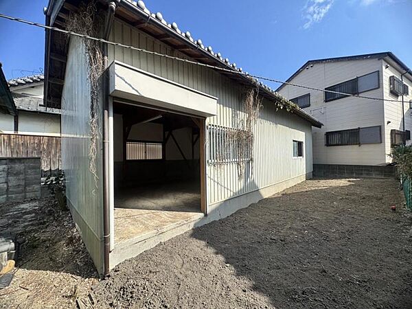 北西側にある倉庫の様子です♪出入口が両側にあるので利便性が高いです♪