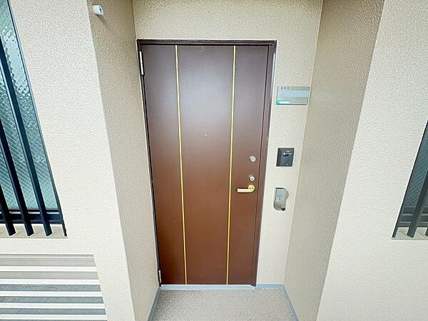 シンプルで落ち着いたデザインの玄関が魅力です。