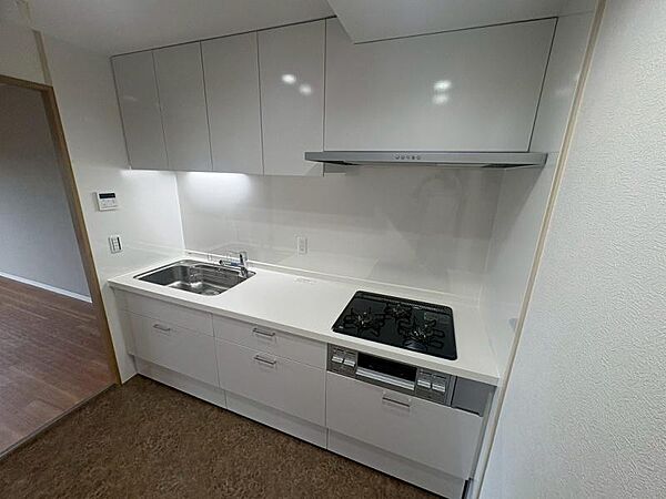 収納スペースが豊富で、調理器具や食材もスッキリ片付きます。