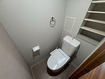 収納付きで、トイレットペーパーや掃除道具もすっきり収納できます。