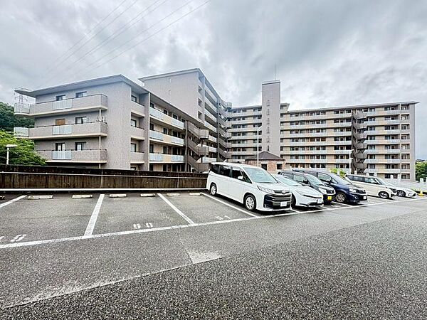敷地内に駐車スペースあり。日々の移動もスムーズです。