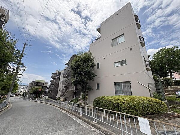 緑溢れるあたたかみのある印象の外観です♪
