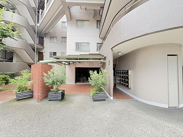帰宅するとほっとする、優しい色味とデザイン性溢れるエントランス♪