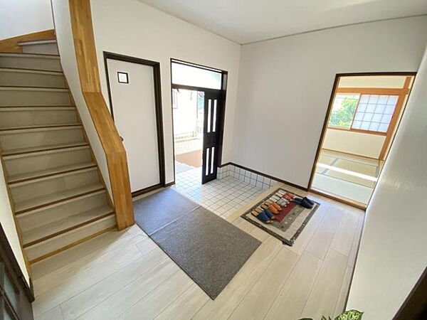 シンプルで落ち着いたデザインの玄関が魅力です。