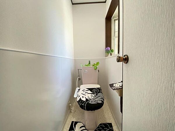 収納付きで、トイレットペーパーや掃除道具もすっきり収納できます。