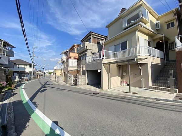 幅員のある道路で、車の出入りもスムーズに行えます。