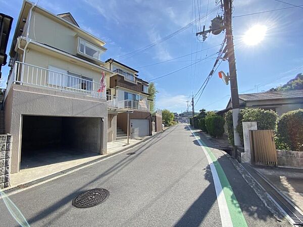 前面道路は整備されており、落ち着いた住宅街に位置しています。
