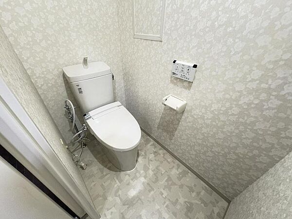 清潔感のあるシンプルで使いやすいトイレです。