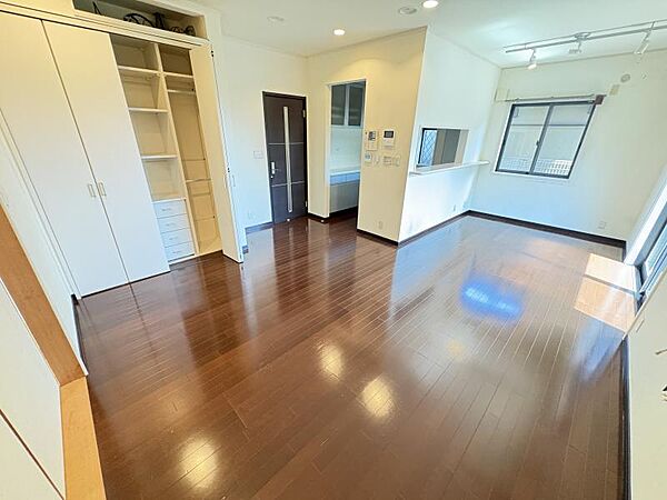 室内にたっぷりと光が差し込む、快適なリビングです。
