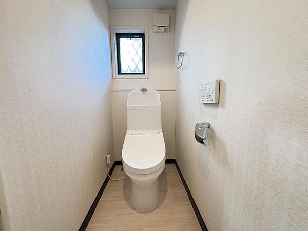 広々としたトイレ空間で、圧迫感を感じることなく快適に使用できます。