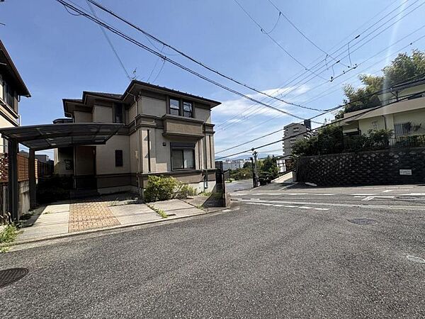 前面道路は整備されており、落ち着いた住宅街に位置しています。