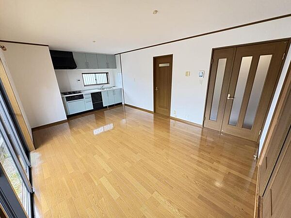 室内にたっぷりと光が差し込む、快適なリビングです♪