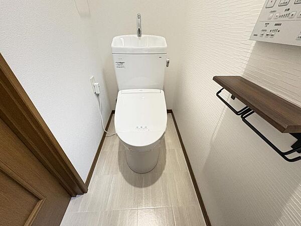 広々としたトイレ空間で、圧迫感を感じることなく快適に使用できます♪