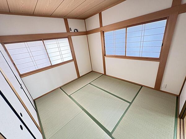 落ち着いた色合いの和室空間♪