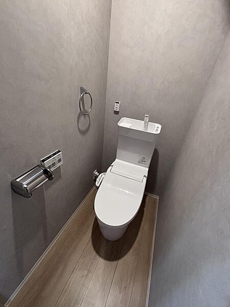 すっきりとしたトイレ空間。清潔感ある仕上がりで、毎日気持ちよく使えます。