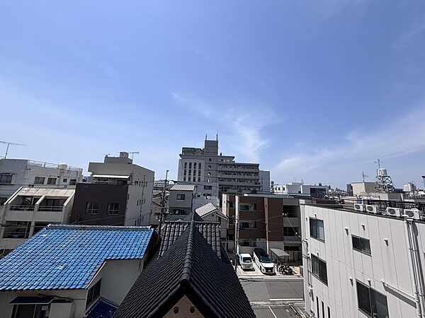 7枚目（眺望・バルコニーから）4階からの眺望。空が広く見渡せる、開放感のある景色が毎日の暮らしに彩りを添えます。