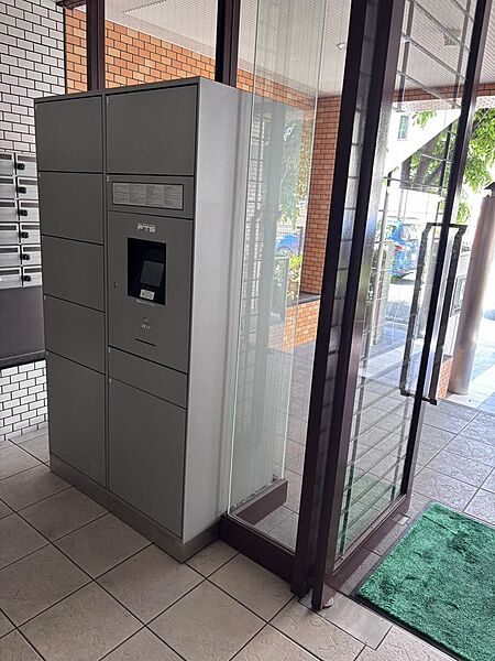 宅配ボックス完備。不在時でも荷物を安心して受け取れる、現代の暮らしに欠かせない設備です。