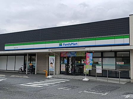 ファミリーマート草加二丁目店 260m