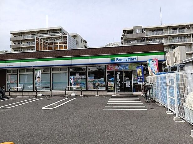 ファミリーマート　アイダ草加中央店 590m