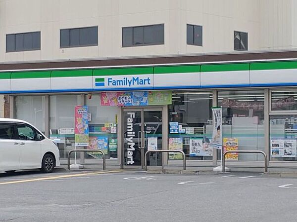 ファミリーマート　草加瀬崎二丁目店 910m