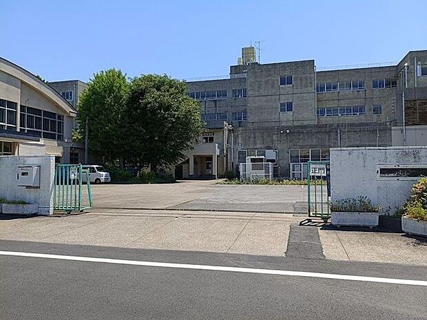 草加市立稲荷小学校 820m