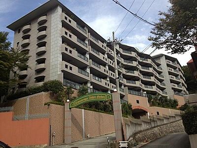 外観：◆阪急神戸線芦屋駅◆芦屋山手の穏やかな街並みに佇む、重厚感のあるマンション。豊かな緑に囲まれ、落ち着いた住環境が魅力です。