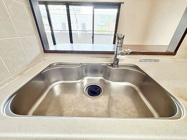 大きな調理器具や食器類もゆったり洗えるシンクです。